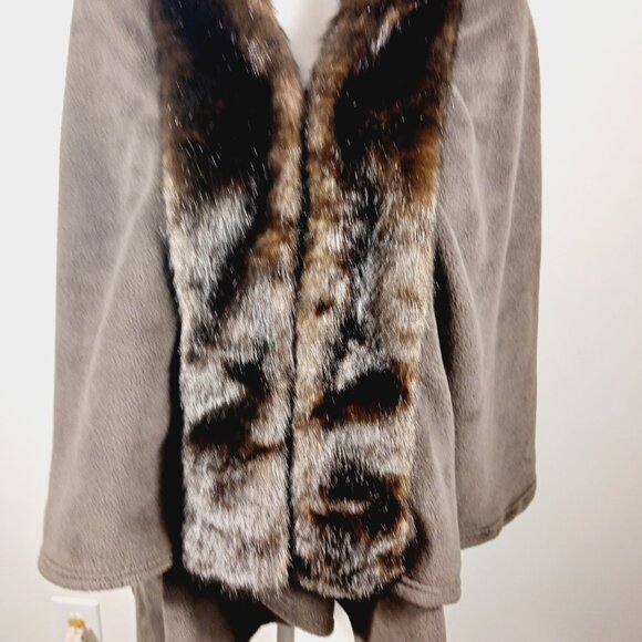 Parkhurst, One Size, Brown Fleece Cape With Faux Fur Collar, Has Inside Armholes - Picture 9 of 16